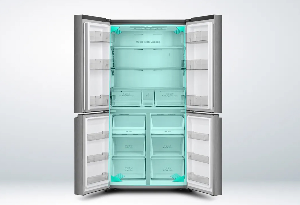 Απεικονίζεται το ψυγείο ανοιχτό.